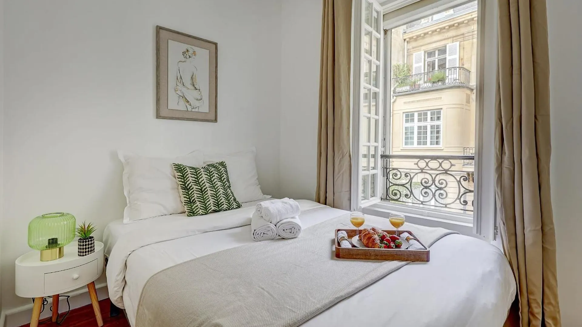 Lägenhet Champs-Elysees - 2Br With Balcony - Cityapartmentstay Paris