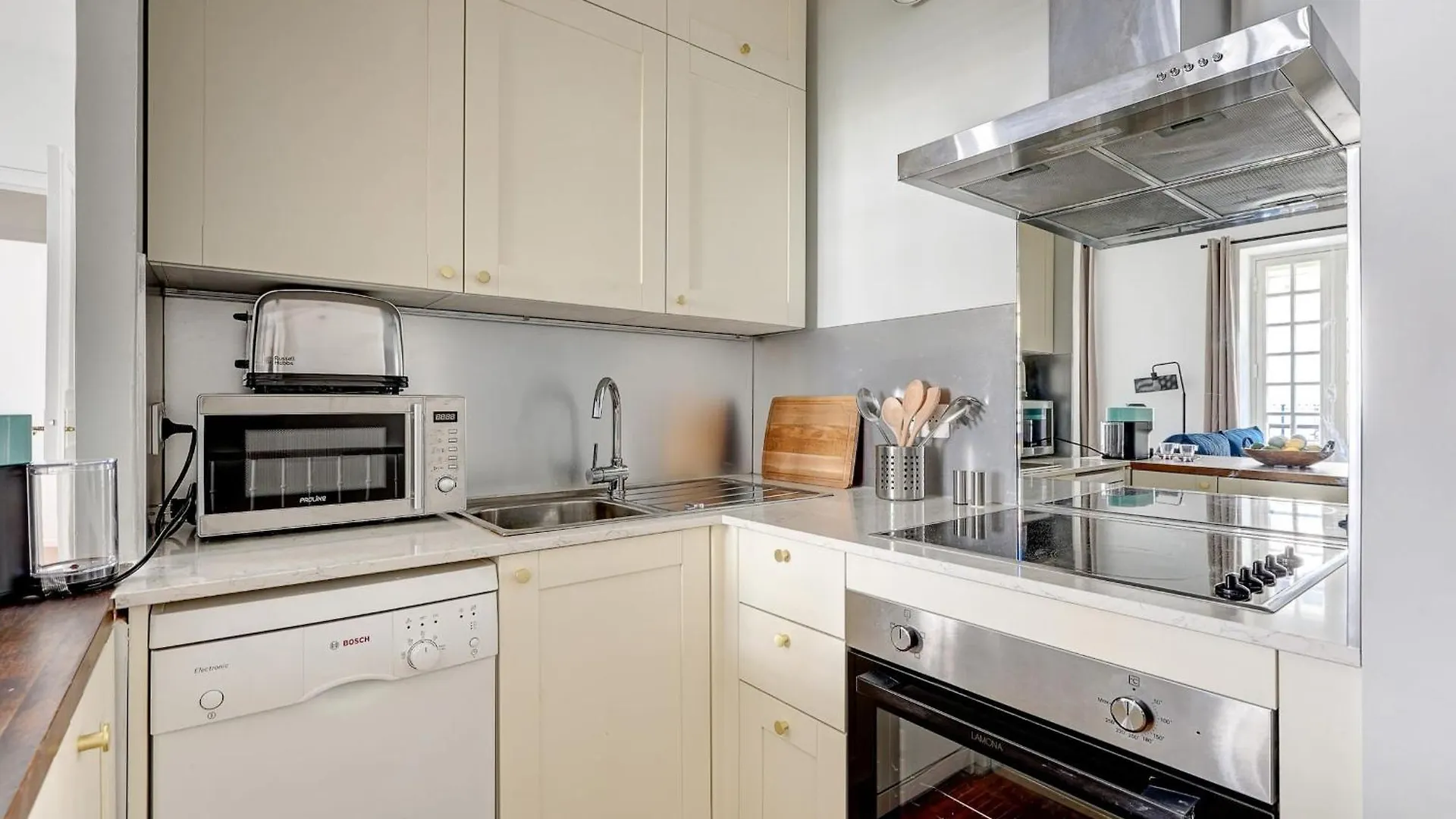 Lägenhet Champs-Elysees - 2Br With Balcony - Cityapartmentstay Paris Frankrike