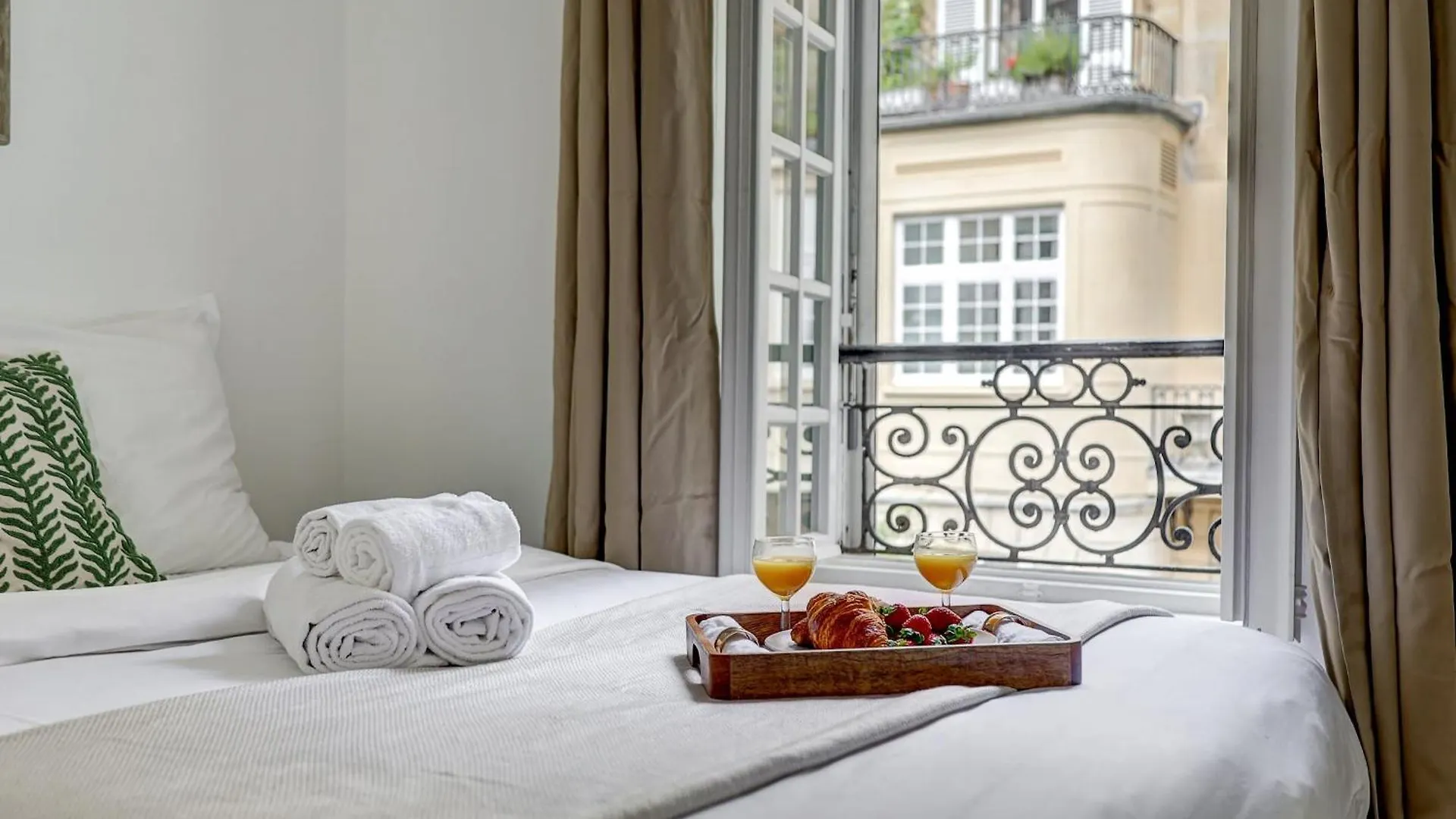 Champs-Elysees - 2Br With Balcony - Cityapartmentstay Paris