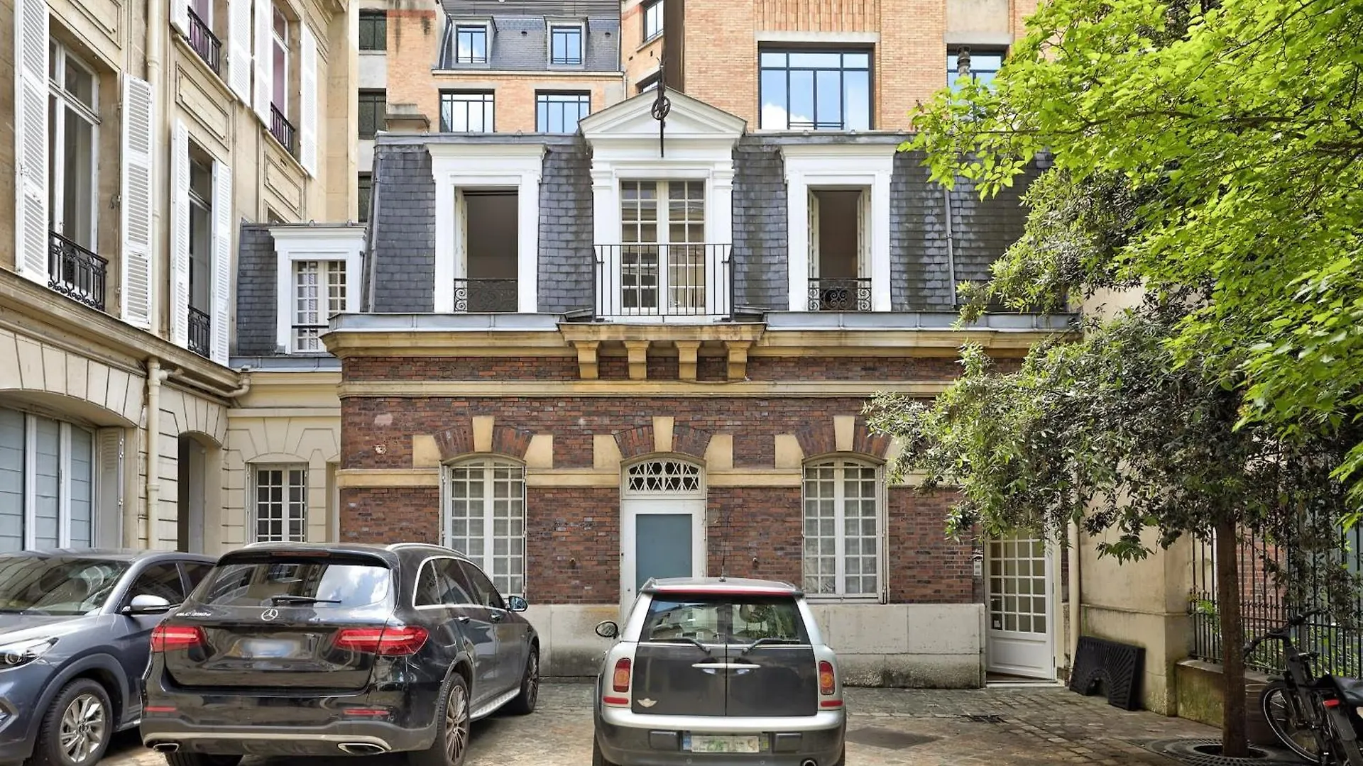 Champs-Elysees - 2Br With Balcony - Cityapartmentstay Paris Apartment