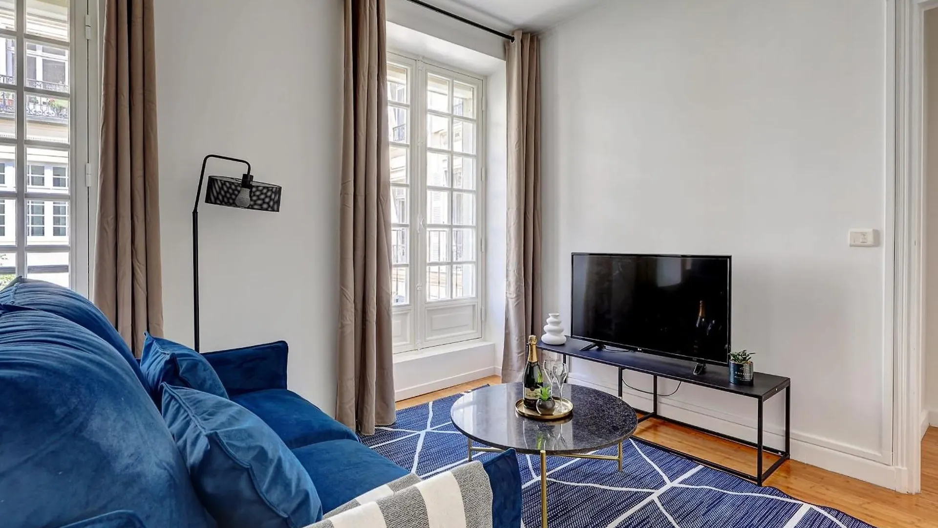 Apartment Champs-Elysees - 2Br With Balcony - Cityapartmentstay Paris